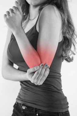 Genç bir kadın üzerinde arka izole ağrı ile mücadele