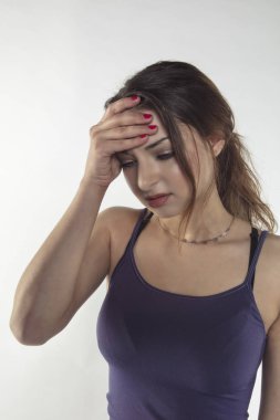 Genç bir kadın üzerinde arka izole ağrı ile mücadele