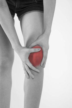 Genç bir kadın üzerinde arka izole ağrı ile mücadele