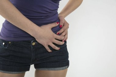 Genç bir kadın üzerinde arka izole ağrı ile mücadele