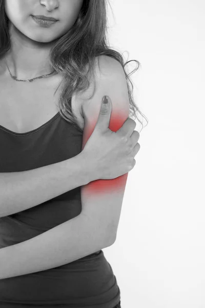 Genç bir kadın üzerinde arka izole ağrı ile mücadele — Stok fotoğraf