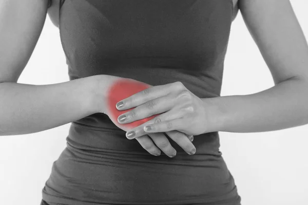 Una mujer joven está luchando con el dolor, aislado en el fondo —  Fotos de Stock