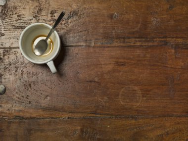 Kahve fincanı, masanın en üst görüntüsü.