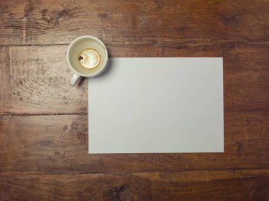  Kahve fincanı, masanın üst görüntüsü ve boş bir kağıt tabaka, c
