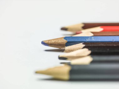 Beyaz arkaplandaki çeşitli kalem renkleri, boşluğu kopyala