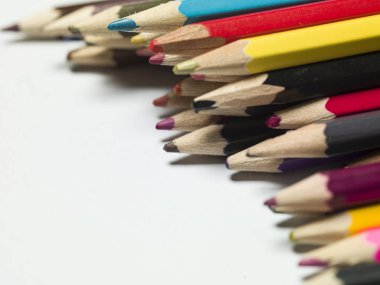 Beyaz arkaplandaki çeşitli kalem renkleri, boşluğu kopyala