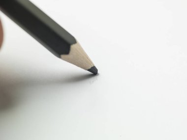 Beyaz arkaplandaki çeşitli kalem renkleri, boşluğu kopyala