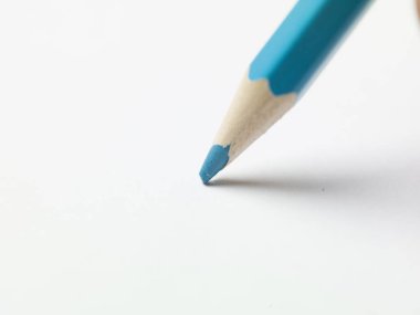 Beyaz arkaplandaki çeşitli kalem renkleri, boşluğu kopyala