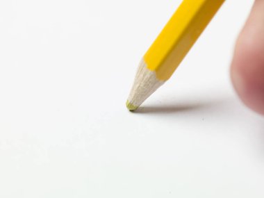 Beyaz arkaplandaki çeşitli kalem renkleri, boşluğu kopyala