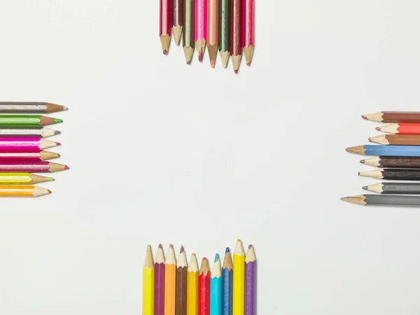Différentes couleurs de crayons sur fond blanc, espace de copie — Photo