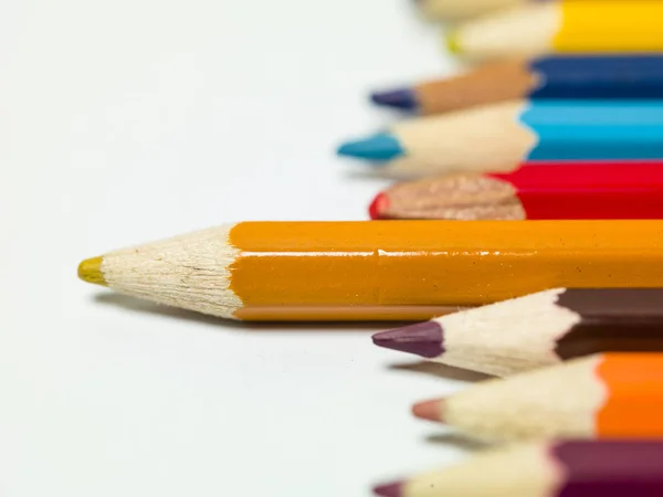 Différentes couleurs de crayons sur fond blanc, espace de copie — Photo