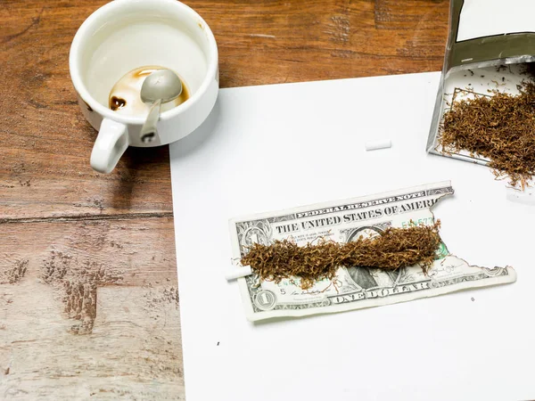 Tabaka na jednym dolarze, spalone pieniądze — Zdjęcie stockowe
