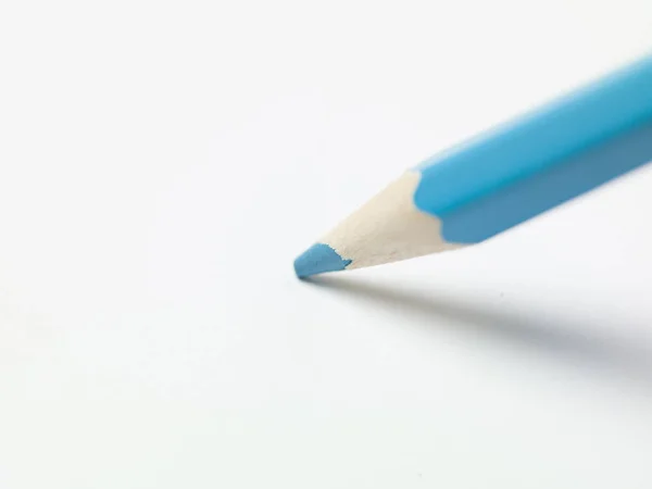 Différentes couleurs de crayons sur un fond blanc, copie spac — Photo