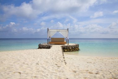 Küçük bir burunda asılı bir yatak, güzel bir deniz manzarası, Maldivler