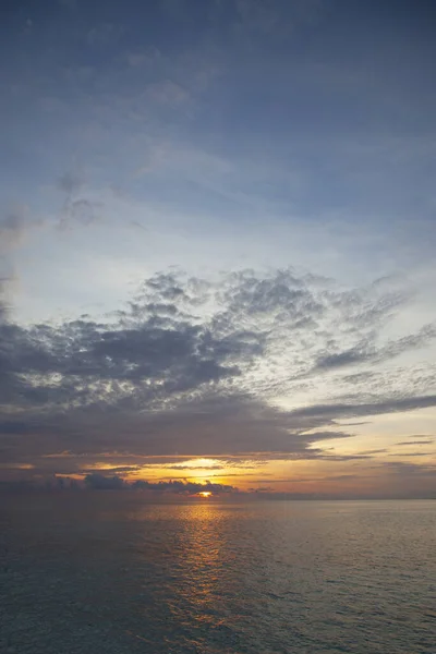 Magnifique coucher de soleil sur l'océan, beau ciel — Photo