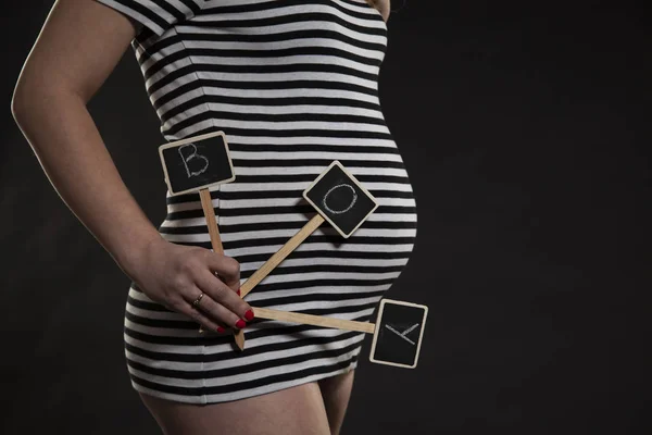 Mujer irreconocible con barriga de embarazo, futura madre — Foto de Stock