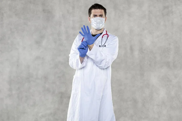 Ένας Γιατρός Προστατευτική Ενδυμασία Δείχνει Πώς Φοράτε Γάντια — Φωτογραφία Αρχείου