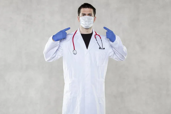 의사는 보호용 마스크를 가리킬 것이다 — 스톡 사진