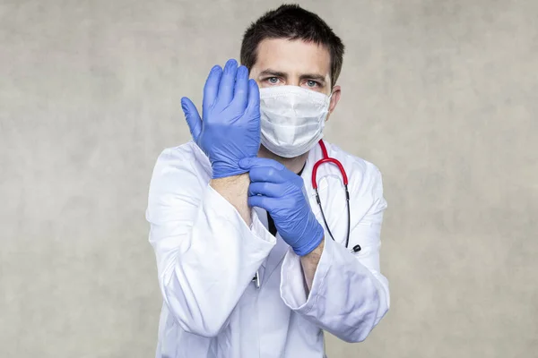 Ένας Γιατρός Προστατευτική Ενδυμασία Δείχνει Πώς Φοράτε Γάντια — Φωτογραφία Αρχείου