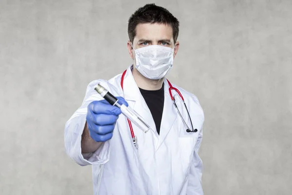 Νεαρός Γιατρός Προστατευτική Μάσκα Και Γάντια Κρατά Ένα Τεστ Κορωναϊού — Φωτογραφία Αρχείου