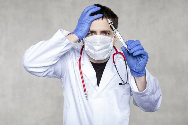 보호용 마스크와 장갑을 의사가 코로나 바이러스 검사를 — 스톡 사진
