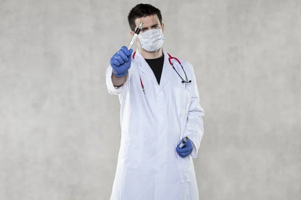 Γιατρός Κρατάει Αμπούλα Για Τις Εξετάσεις Του Κορωναϊού — Φωτογραφία Αρχείου
