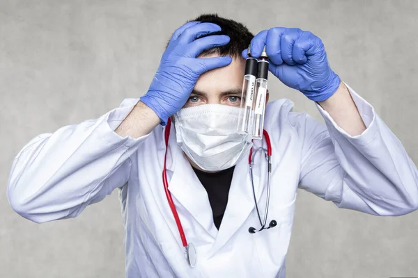 Verwoeste Dokter Grijpt Het Hoofd Ampullen Voor Genetisch Materiaal — Stockfoto