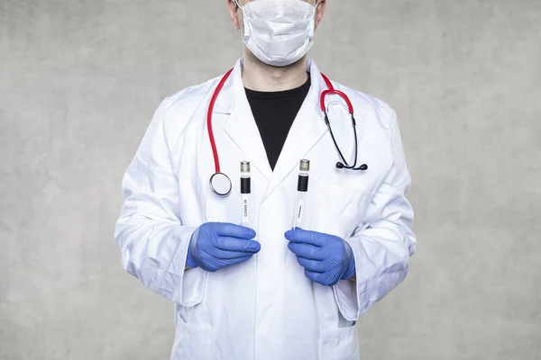 Läkare Innehar Två Testampuller För Covid Test — Stockfoto