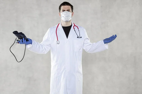 Dokter Spreidt Zijn Handen Uit Uit Machteloosheid — Stockfoto