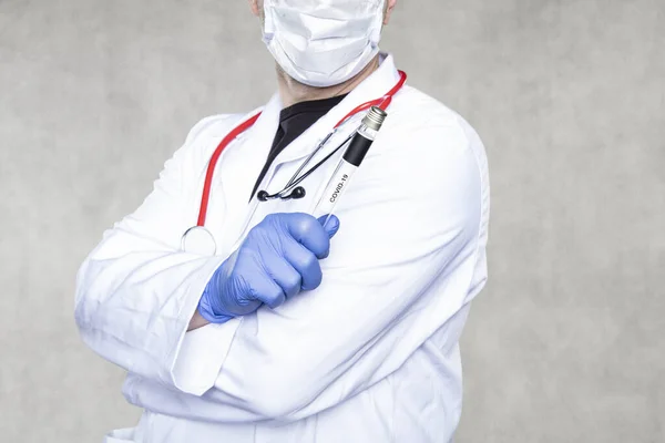 Läkaren Håller Ampullen Som Ska Testas För Coronavirus — Stockfoto