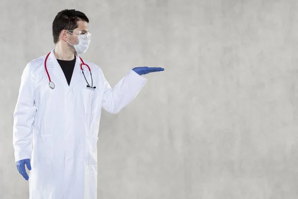 Läkare Håller Sin Hand Luften Kopiera Utrymme Ovanför Handen — Stockfoto