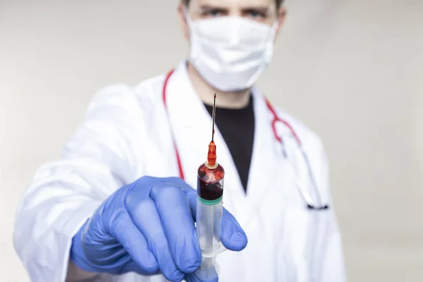 Arzt Hält Spritze Der Hand Gefüllt Mit Roter Flüssigkeit Konzept — Stockfoto