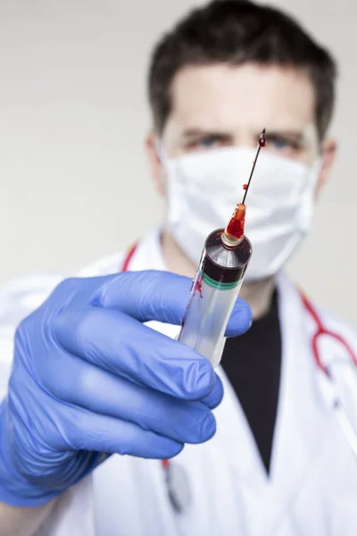 Lékař Drží Injekční Stříkačku Ruce Naplněnou Červenou Tekutinou Konceptem Odběru — Stock fotografie