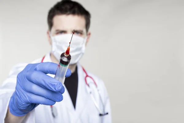 Lékař Drží Injekční Stříkačku Ruce Naplněnou Červenou Tekutinou Konceptem Odběru — Stock fotografie