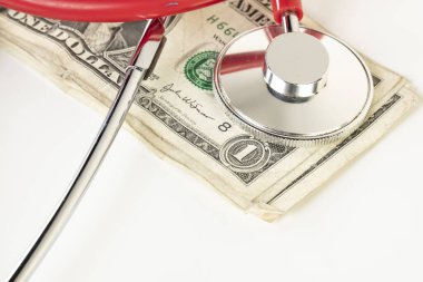 Amerikan doları steteskop, sağlıklı para konsepti ve Amerikan ekonomisi ile incelendi