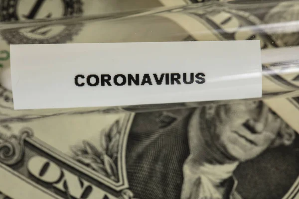 コロナウイルス検査は1ドル札に書かれており パンデミックの象徴であり それに伴うコストは — ストック写真