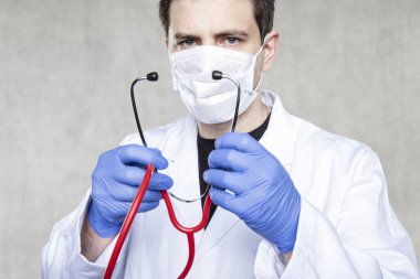 Steteskoplu bir doktor, meşgul bir profesyonelin portresi.