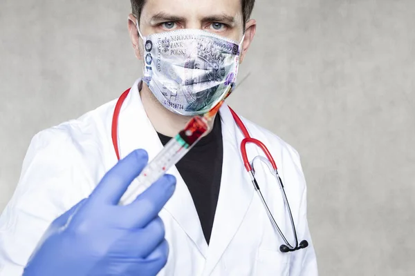 Läkare Med Ett Vaccin Handen Polsk Hundra Zlotych Mask Symboliserar — Stockfoto