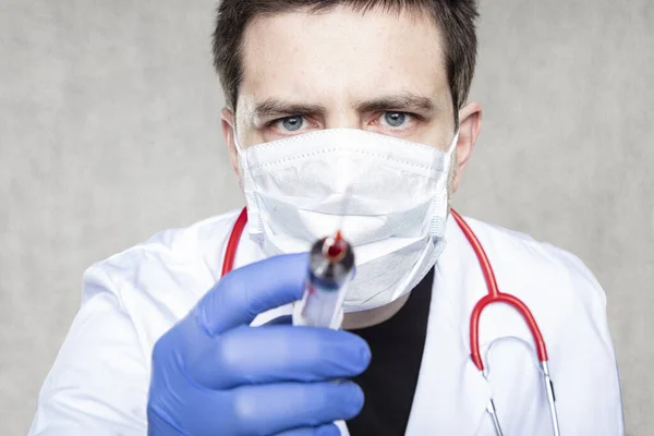 Läkare Med Vaccin Mot Sjukdomar Spruta Handen — Stockfoto