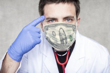 Sağlık sigortası konsepti, maskeli doktor Amerikan doları.