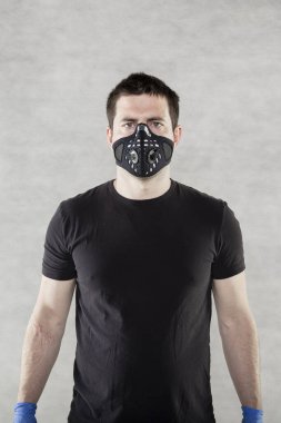 Sıradan vatandaş hastalık korkusuyla koruyucu giysiler giyer.