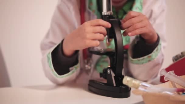 Junge Laborantin Untersucht Probe Unter Dem Mikroskop — Stockvideo