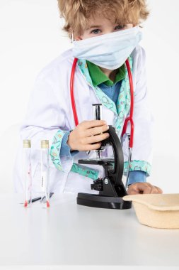 Genç doktor laboratuvarında çalışıyor, COVID-19 üzerinde testler yapıyor.