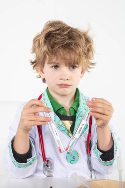 Genç doktor, Coronavirus için çubukla test tüpünü tut.