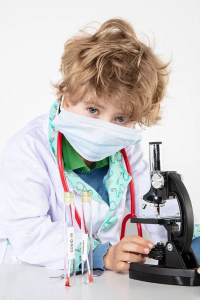 Νεαρός Γιατρός Κάθεται Πάνω Από Ένα Μικροσκόπιο Στο Εργαστήριό Του — Φωτογραφία Αρχείου
