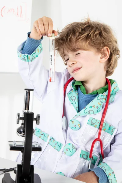 Νεαρός Γιατρός Εργάζεται Στο Εργαστήριό Του Κάνει Εξετάσεις Για Covid — Φωτογραφία Αρχείου