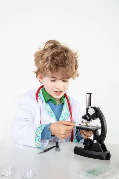 Jonge Arts Zittend Een Microscoop Zijn Laboratorium — Stockfoto