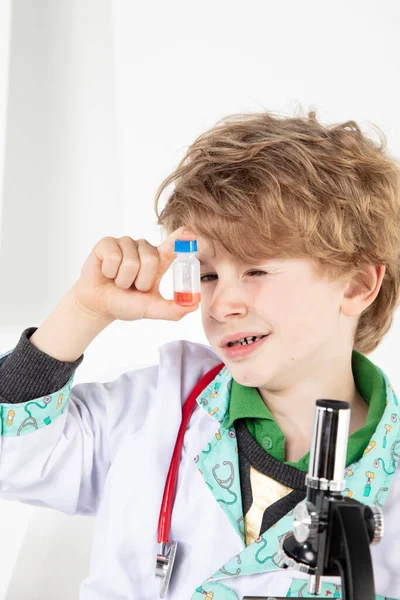 Νεαρός Γιατρός Εξετάζει Τελικό Εµβόλιο Στη Φιάλη — Φωτογραφία Αρχείου