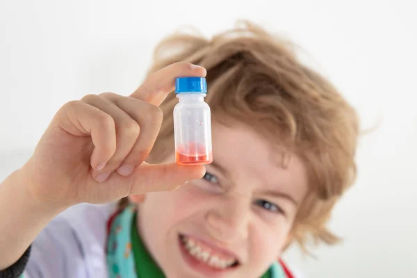 Young Doctor Looks Finished Vaccine Bottl — Stock Photo, Image