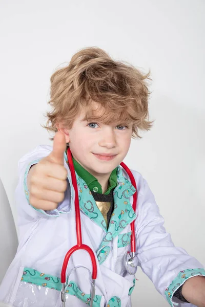 Zajęty Młody Lekarz Pokazuje Kciuki Górę Symbol Szczęścia — Zdjęcie stockowe